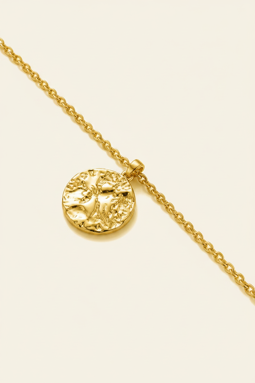 Lumière Medallion Charm Bracelet – Gold, diagonal detail close-up